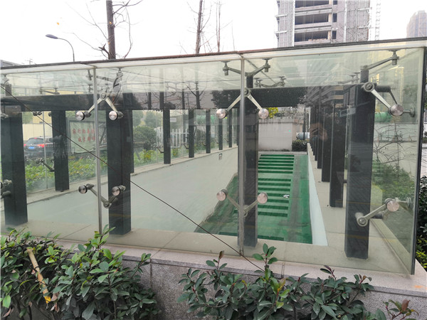 车库入口220型驳接爪雨棚案例